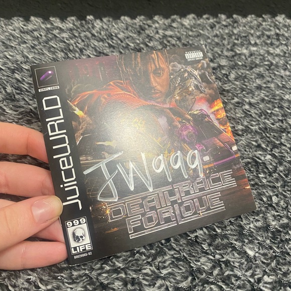 JuiceWrld Autograph CD album + shirt - Picture 4 of 7